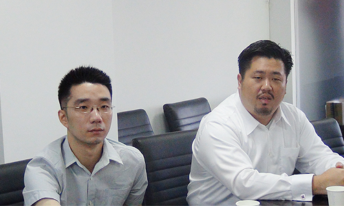 新加坡資訊通信發(fā)展管理局中國(guó)區(qū)司長(zhǎng)、新加坡駐上?？傤I(lǐng)事館信息產(chǎn)業(yè)處領(lǐng)事莊慶維（右）