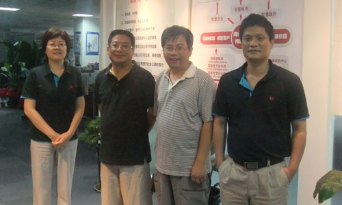 右一國脈互聯(lián)董事長楊冰之，右二中科院研究生院教授呂本富， 左一國脈互聯(lián)總經(jīng)理鄭愛軍，左二互聯(lián)網(wǎng)研究專家王俊秀