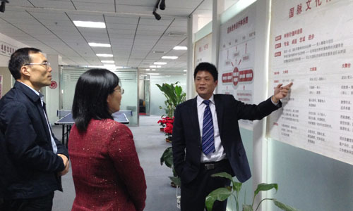 （左一）寧波市智慧城市研究院院長　顧德道　　　 　　　　　　?。ㄗ蠖幉ㄊ兄腔鄢鞘薪ㄔO(shè)工作領(lǐng)導(dǎo)小組辦公室主任　謝月娣