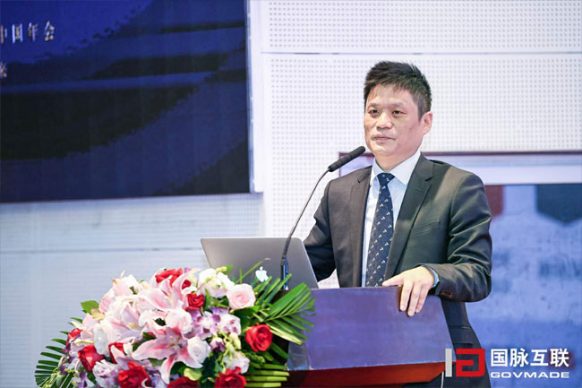 國脈集團(tuán)董事長楊冰之在“2017互聯(lián)網(wǎng)+智慧中國年會”主論壇上以“政府?dāng)?shù)據(jù)治理與智慧社會前瞻”為主題進(jìn)行演講