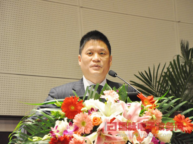 國脈互聯(lián)董事長、首席研究員楊冰之作了題為《大數(shù)據(jù)時(shí)代的政府在線服務(wù)》的主題演講