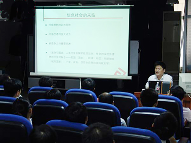 國脈信息化發(fā)展研究中心主任、浙江大學客座教授楊冰之應邀赴南華大學，為該校計算機科學與技術學院師生做了題為“網(wǎng)絡與信息化建設人才需求”的學術講座