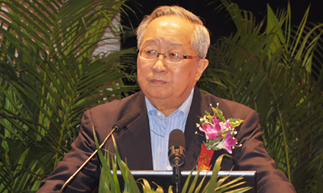 中國(guó)互聯(lián)網(wǎng)協(xié)會(huì)理事長(zhǎng)高新民發(fā)表了以《產(chǎn)業(yè)互聯(lián)網(wǎng)化--互聯(lián)網(wǎng)經(jīng)濟(jì)的轉(zhuǎn)折》為主題的精彩演講