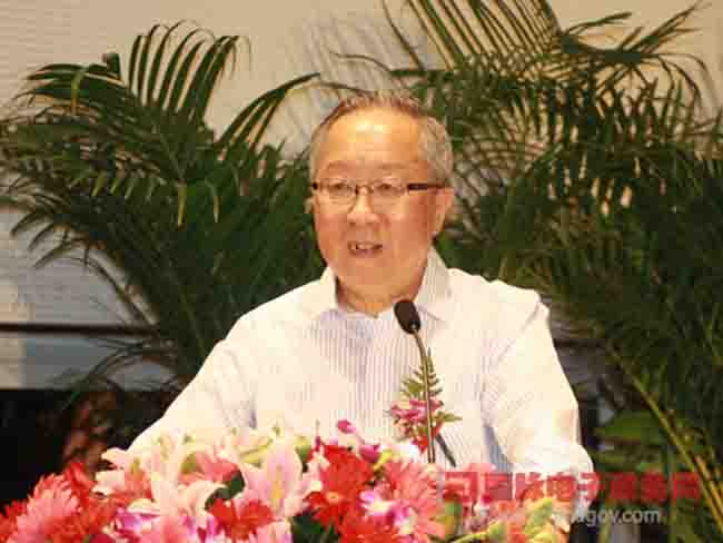 國家信息化專家委員會委員高新民在會上發(fā)表主題為《云下的電子政務建設與公共服務新思路》的重要演講