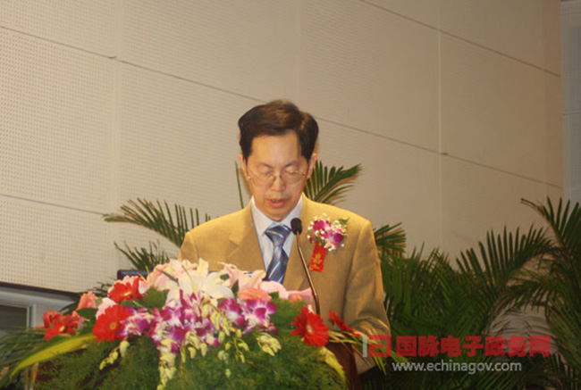 中國社會科學(xué)院信息化研究中心秘書長姜奇平主持大會并致辭
