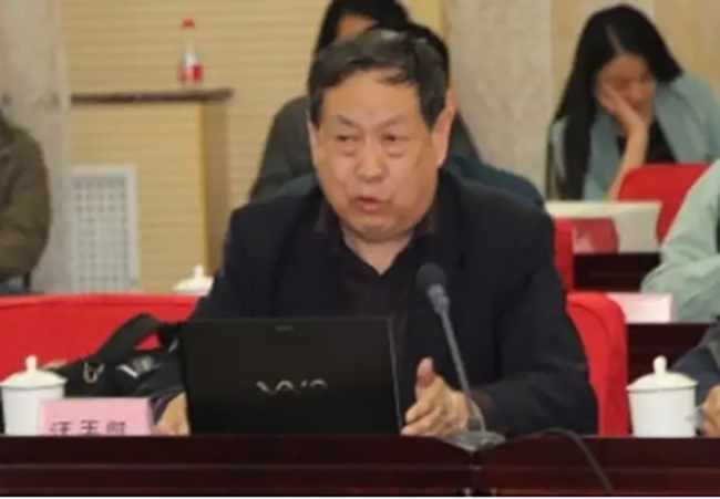 中國(guó)行政體制改革研究會(huì)副會(huì)長(zhǎng)、國(guó)家行政學(xué)院電子政務(wù)專家委員會(huì)副主任汪玉凱教授出席會(huì)議并發(fā)表演講