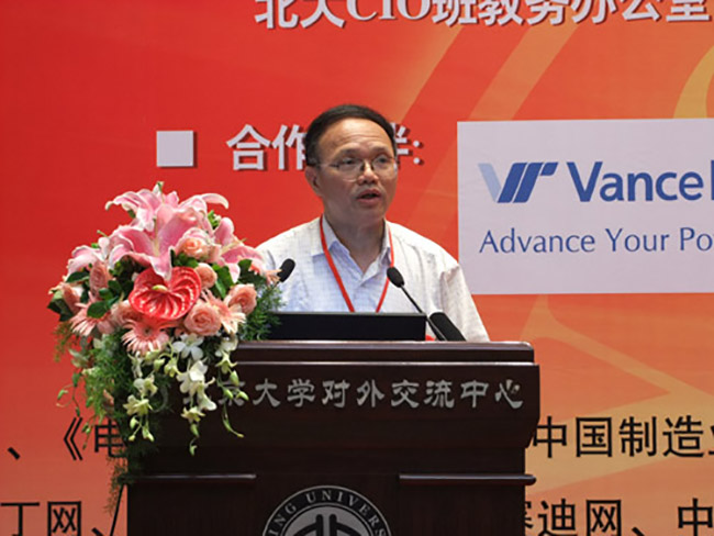 賴茂生教授以 “數(shù)字城市研究中的信息資源整合問題”為切入點闡述了自己的觀點