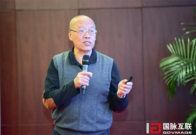 中國信息協(xié)會原副會長胡小明發(fā)表了《讓數(shù)據(jù)整合共享更有效益》的主題演講
