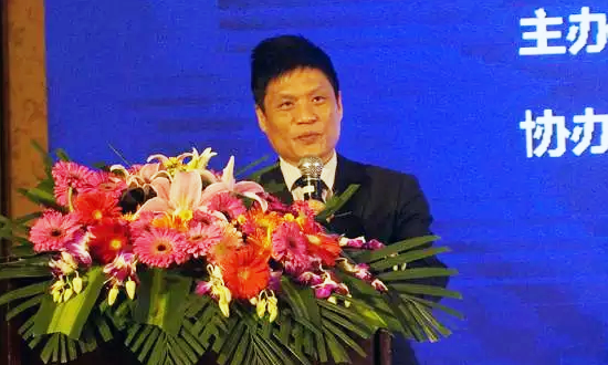 國(guó)脈海洋信息發(fā)展有限公司董事長(zhǎng)楊冰之在“數(shù)據(jù)基因與大數(shù)據(jù)產(chǎn)業(yè)發(fā)展戰(zhàn)略研討會(huì)”上發(fā)表演講