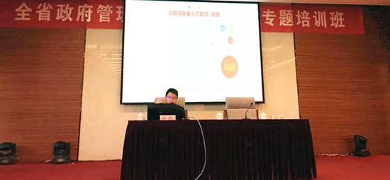 國脈互聯副總經理、國脈研究院院長唐鵬受邀出席江西省工業(yè)和信息化委員會舉辦的“全省政府管理創(chuàng)新與電子政務專題培訓班”，并做了《政府大數據應用與全球數據開放發(fā)展趨勢》專題培訓。