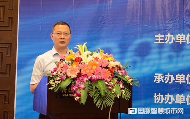 信息社會(huì)50人論壇輪值主席張新紅主持本次論壇“2015中國(guó)互聯(lián)網(wǎng)+信息社會(huì)高端論壇”