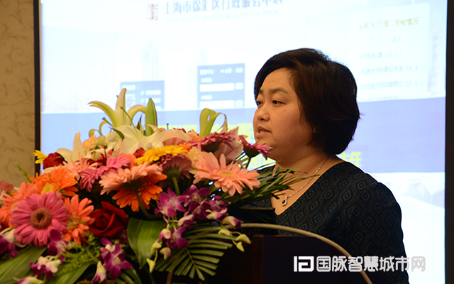 在“2015中國(guó)互聯(lián)網(wǎng)+信息社會(huì)高端論壇”上，上海市徐匯區(qū)虹梅路街道辦事處主任萬(wàn)小嵐分享了徐匯區(qū)發(fā)展“互聯(lián)網(wǎng)+政務(wù)”的三大工作經(jīng)驗(yàn)。