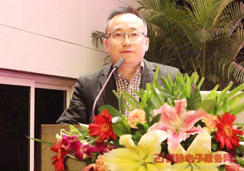 上海市政府辦公廳電子政務(wù)辦主任孫松濤作為主持人出席"2014中國智慧政府發(fā)展年會"并致辭